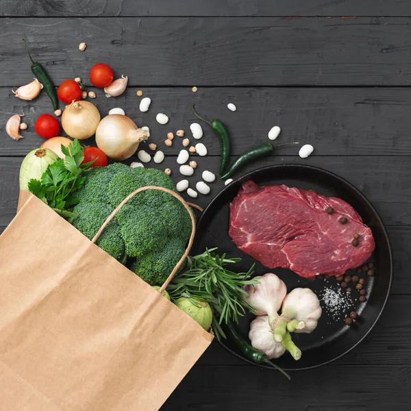 Grocery Bag Top View Met Gezond Eten Een Houten Achtergrond — Stockfoto