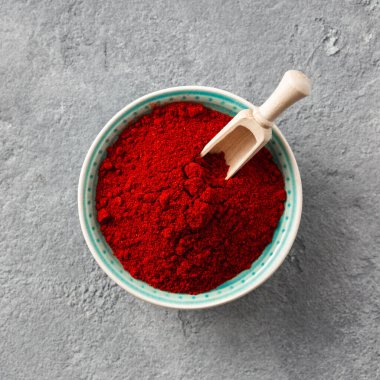 Kopya alanı üst görünümü ile beton arka plan üzerinde Biber biber tozu