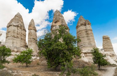 Dağ manzarası. Goreme Milli Parkı 'ndaki volkanik dağlar, Orta Anadolu Bölgesi Kapadokya' daki Nevsehir İli, Türkiye, Asya