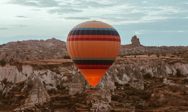 Globo Aire Caliente Volando Sobre Capadocia Amanecer — Foto de Stock