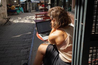 Laptopta Cafe City yaşam tarzı kadını