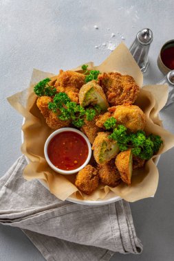 Kızarmış brokoliden yapılmış vegan bufalo kanatları. Lezzetli vejetaryen yemekleri.