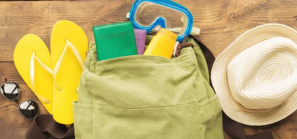 Rucksack Und Reisezubehör Von Oben Auf Einem Holztisch Reisekonzept — Stockfoto