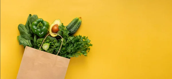 Shopping Bag Verdure Verdi Complete Sfondo Giallo Con Spazio Copia — Foto Stock