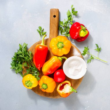 Açık arkaplan manzaralı taze ev yapımı biberler. Düz yatıyordu