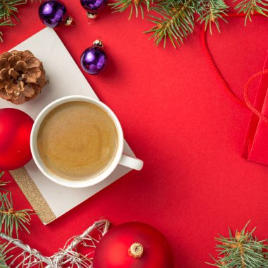 Kırmızı arkaplan görünümlü Noel dekorasyonu çerçevesi