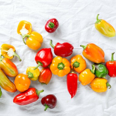 Beyaz bir arka plan üzerine dağılmış ev yapımı biber