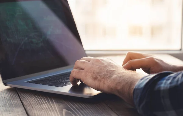 Homem Analisa Verifica Gráfico Laptop Casa Escritório Local Trabalho — Fotografia de Stock