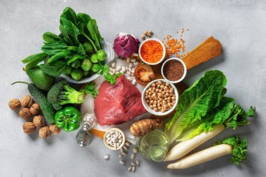 Sağlıklı beslenme ve dengeli beslenme malzemeleri: sebze, tahıl ve et. Beslenme, temiz yeme konsepti üst görünüm