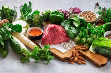 Sağlıklı beslenme ve dengeli beslenme malzemeleri: sebze, tahıl ve et. Beslenme, diyet, temiz gıda konsepti.