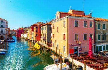 Venedik, İtalya. Renkli evleri ve tekneleri olan güzel geleneksel kanal caddesi