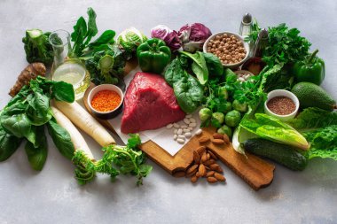 Dengeli beslenme ve sağlıklı beslenme malzemeleri. Sebze, tahıl ve et. Beslenme, temiz yeme konsepti