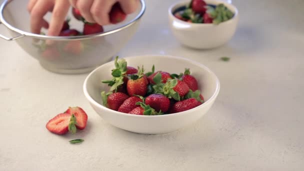 Αρσενικό Χέρι Έβαλε Φράουλες Στο Πιάτο Φρέσκες Φράουλες Μπολ Κοντά — Αρχείο Βίντεο