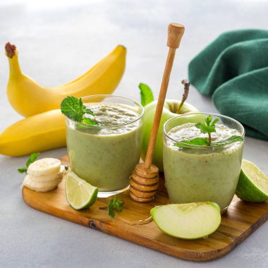 Kilo kaybı temiz sağlıklı beslenme yiyecekler yeşil smoothie elma limonu detoksu içmek