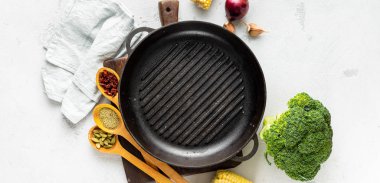 Dünya vegan günü konsepti. Vejetaryen yemeği pişirmek için çeşitli malzemelerle dolu boş ızgara tava.