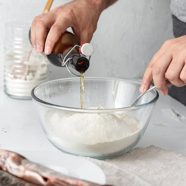 Homem Derramando Azeite Farinha — Fotografia de Stock