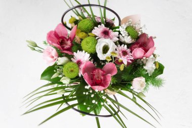 Beyaz arka planda üst manzara çiçek buketi düz yatıyordu