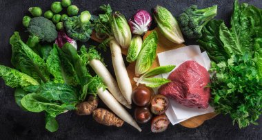 Sağlıklı beslenme ve dengeli beslenme için ham maddeler. Sebze ve et. Temiz yemek konsepti