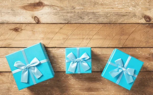 Blauwe Geschenkdozen Met Linten Houten Achtergrond Bovenaanzicht — Stockfoto