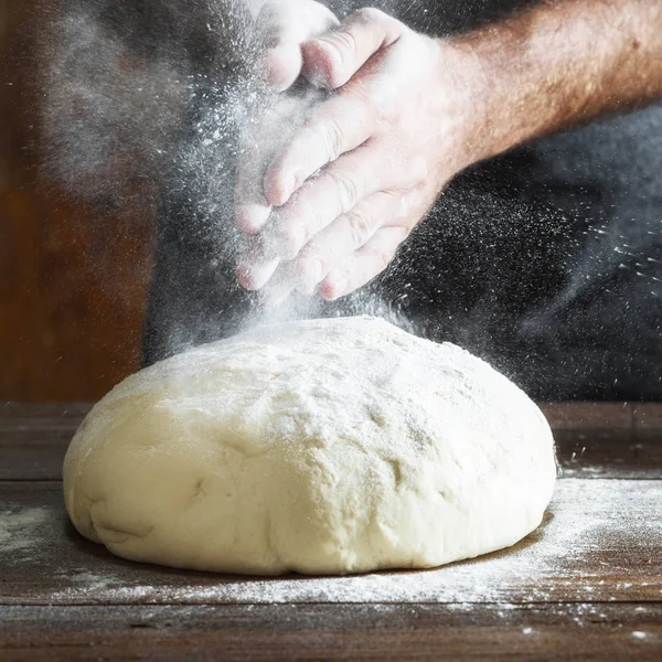 Άνθρωπος Προετοιμασία Ζύμη Ψωμιού Ξύλινο Τραπέζι Ένα Αρτοποιείο Κοντινό Πλάνο — Φωτογραφία Αρχείου