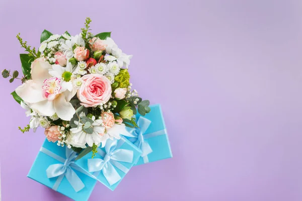 Bouquet Fleurs Vue Dessus Sur Fond Violet Avec Des Boîtes — Photo