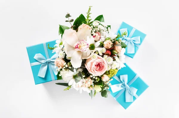 Цветочный Букет Сверху Белом Фоне Подарочными Коробками — стоковое фото