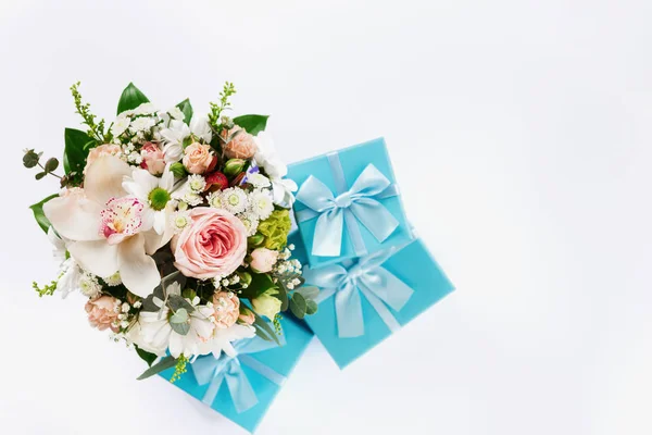 Concept Saint Valentin Fête Des Mères Bouquet Fleurs Avec Cadeau — Photo