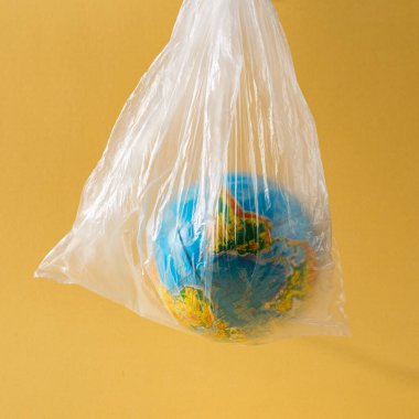 Gezegenimizi veya Dünya Çevre Günü konsept konsepti Dünya'yı plastik bir torbada kaydedin