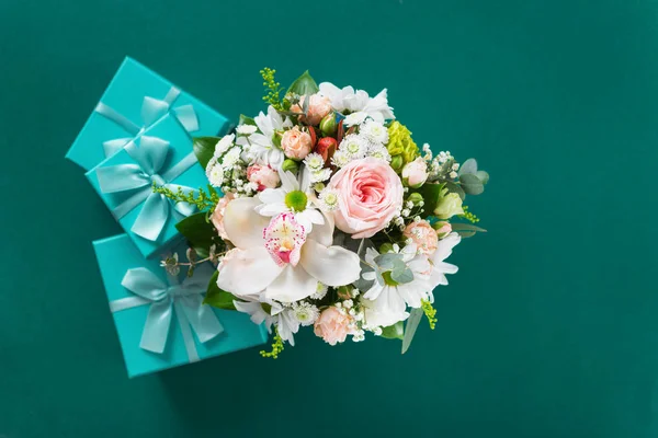 Concept Saint Valentin Fête Des Mères Bouquet Fleurs Avec Cadeau — Photo