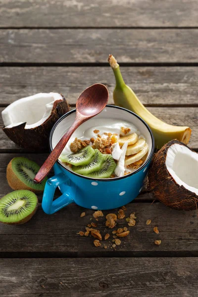 Delicioso Yogur Coco Con Granola Fruta Servido Mesa Madera Rústica — Foto de Stock