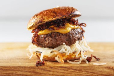 Sulu burger bifteği ve mayalanmış lahana. Yakın çekim.