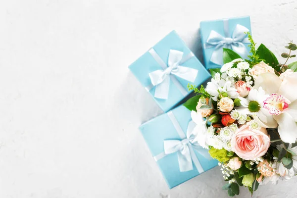 Bouquet Fleurs Avec Cadeau Sur Fond Blanc Pose Plate Vue — Photo
