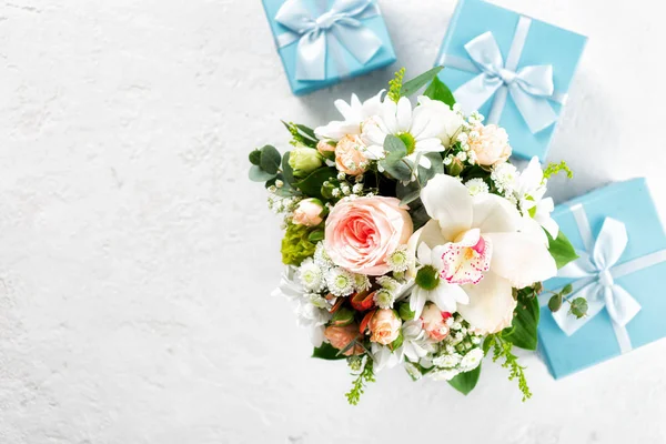 Bouquet Fleurs Avec Boîtes Cadeaux Sur Fond Blanc Plat Vue — Photo