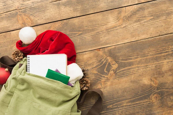 Planering För Resekoncept Vintage Ryggsäck Med Tom Anteckningsbok Santa Claus — Stockfoto