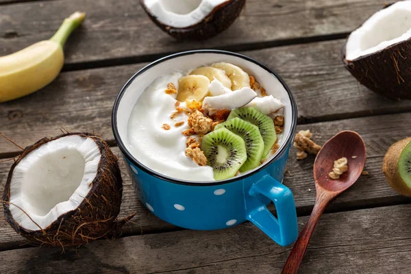 Desayuno Sabroso Saludable Tazón Fruta Yogur Coco Con Granola Mesa —  Fotos de Stock