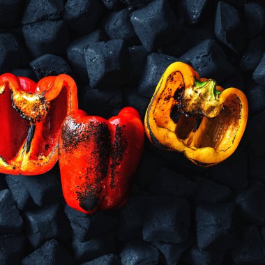 Sarı ve kırmızı dolma biber mangal kömürü üst görünümünde ızgara