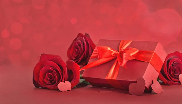 Sevgililer Günü Kırmızı gül ve kalple kırmızı hediye kutusu — Stok fotoğraf