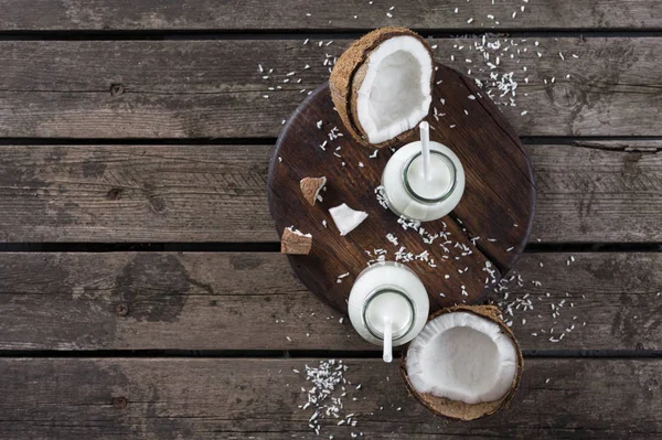 Tahta Masadaki Cam Şişede Hindistan Cevizi Sütü Vegan Sütsüz Sağlıklı — Stok fotoğraf