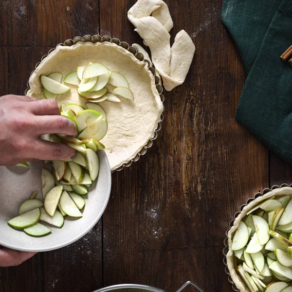 Mann Kocht Hausgemachte Apfeltorte Von Oben — Stockfoto