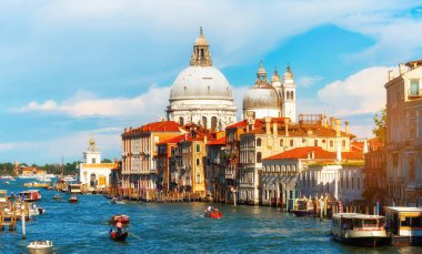 İtalya Venedik 'te Büyük Kanal ve Basilica Santa Maria della Salute manzarası