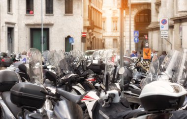Milano Meydanı, İtalya 'da bir sürü scooter var.