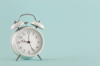 Test için eski alarmlı saat ışığı arkaplanı