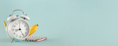 Eski çalar saat muz not defteri arka plan fotokopi alanı. Educ