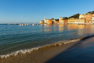İtalya 'nın Cenova eyaletinde, gündoğumunda sestri levante' de güzel bir sahil. 
