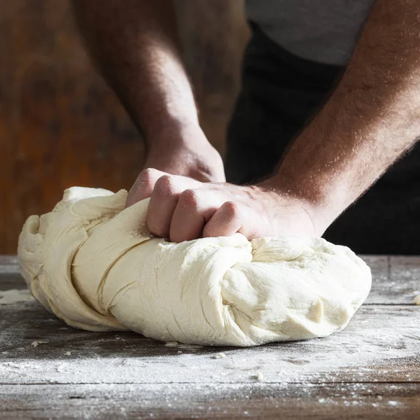 Man kneedt brood deeg in bakkerij close up — Stockfoto
