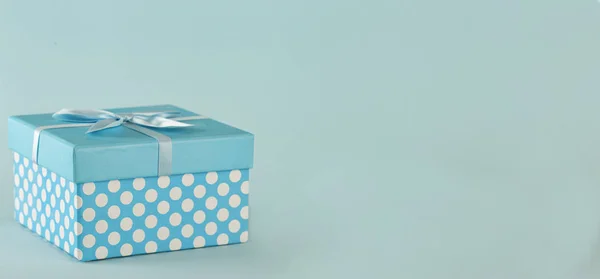 Caja Regalo Lunares Azul Con Lazo Sobre Fondo Azul Copiar — Foto de Stock