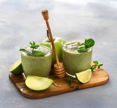 Fotokopi alanı olan bir masada yeşil elma suyu ve bal. Sağlıklı, temiz yeme konsepti.