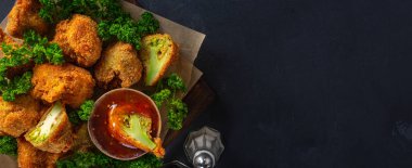 Brokoliden yapılmış vejetaryen bufalo kanatları. Lezzetli vejetaryen yemekleri.