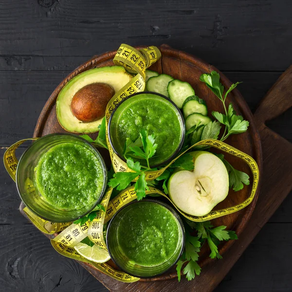 Yeşil detoks smoothie bant detoks üst görünüm diyet konsepti — Stok fotoğraf