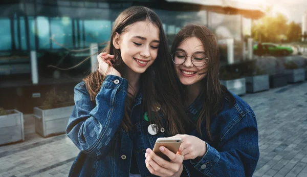 Jeunes amis s'amuser avec smartphone au printemps — Photo